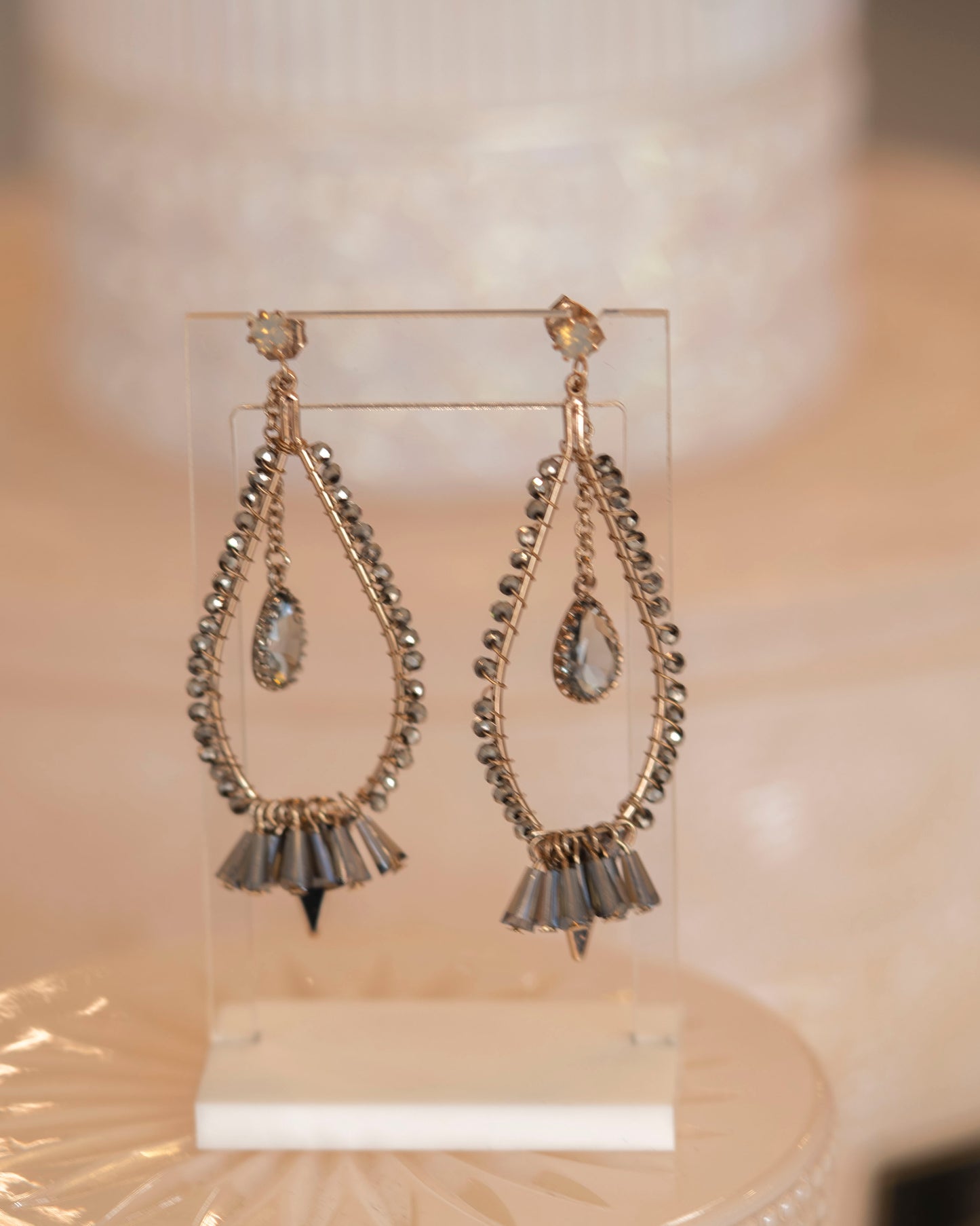 DANGLE EARRING.