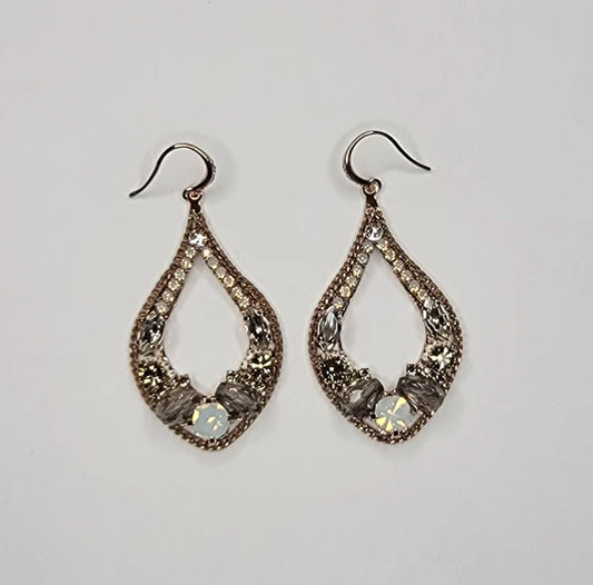 DANGLE EARRING.