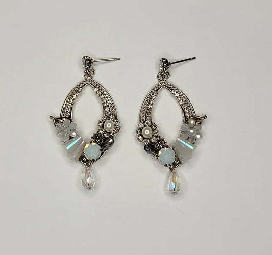 DANGLE EARRING.